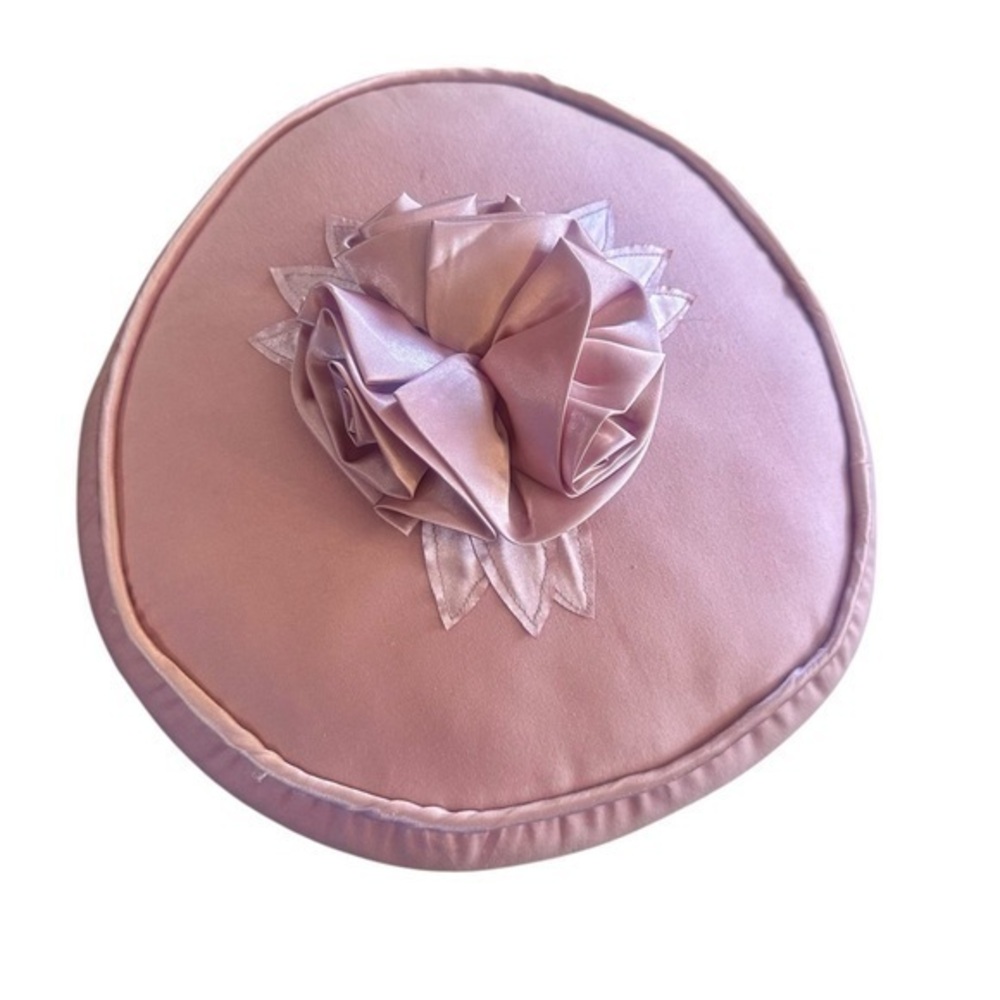 Vintage Collier Campbell Round Decorative Pillow - Satin Flower - Pink